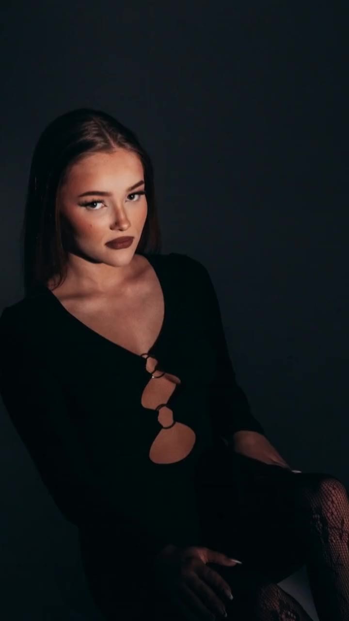 Sesja kobieca Łódź - kobieta w snopie światła, ciemne studio w Pabianicach