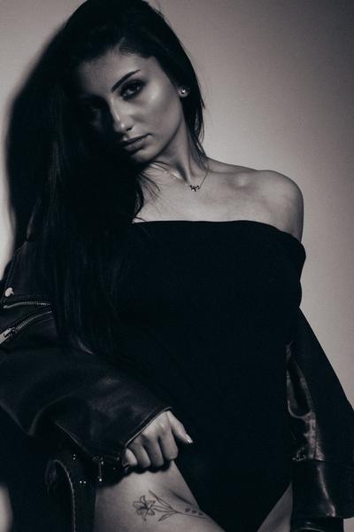 Kadr z sesji kobiecej — portret czarno-biały
