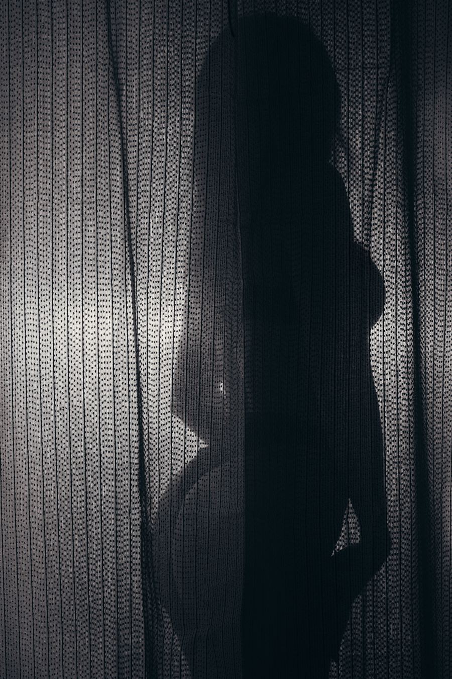 Fotografia buduarowa — sylwetka za firaną